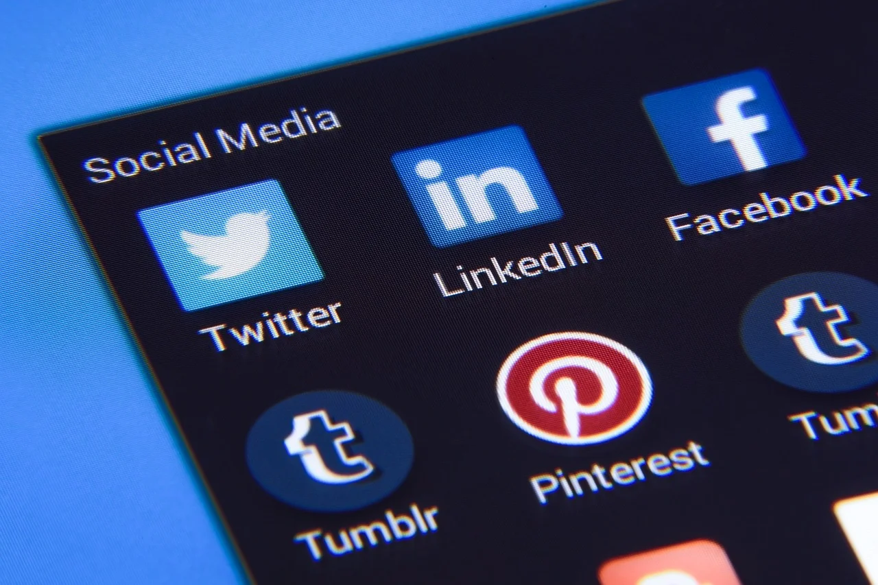 Come utilizzare i social media per trovare lavoro: consigli e trucchi