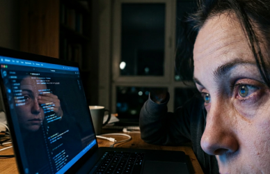 Come la luce blu degli schermi influenza il sonno e la produttività